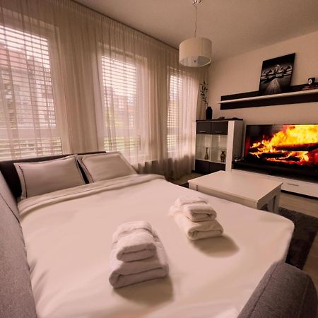 Elegant Escape Apartment II - City Centre Братислава Экстерьер фото