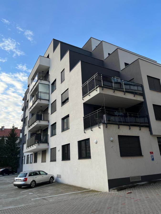 Elegant Escape Apartment II - City Centre Братислава Экстерьер фото