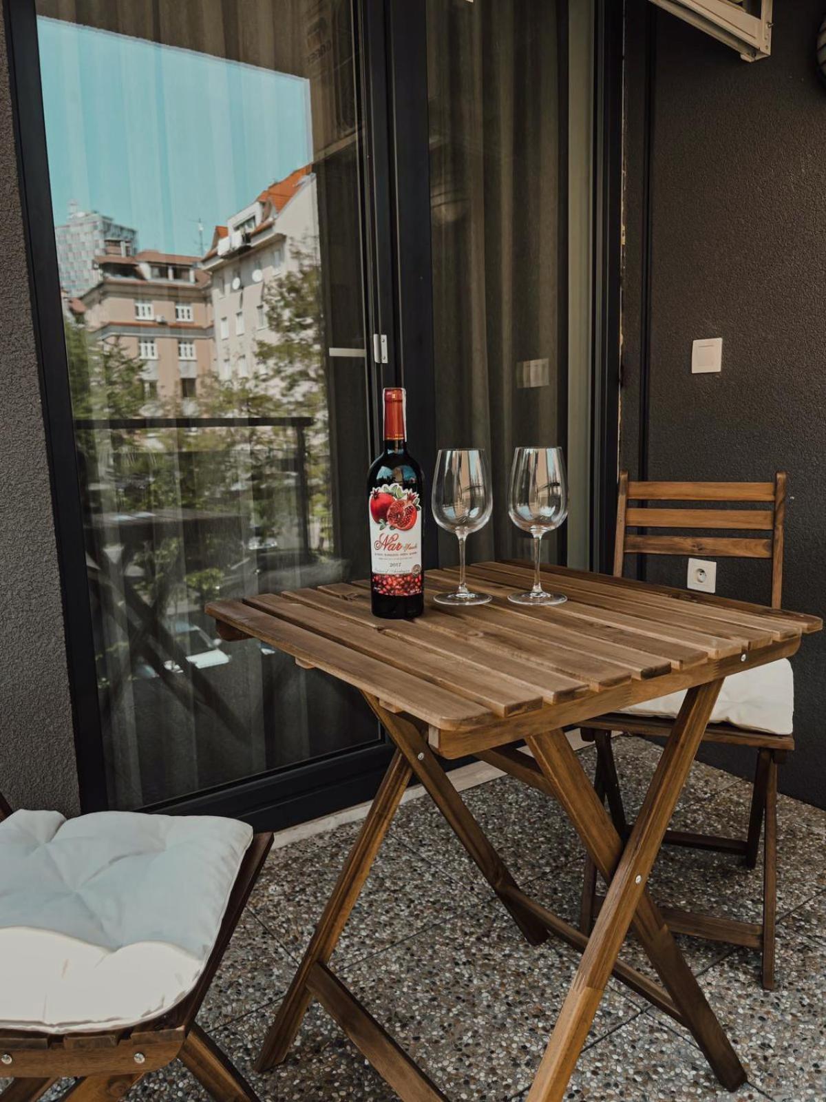 Elegant Escape Apartment II - City Centre Братислава Экстерьер фото